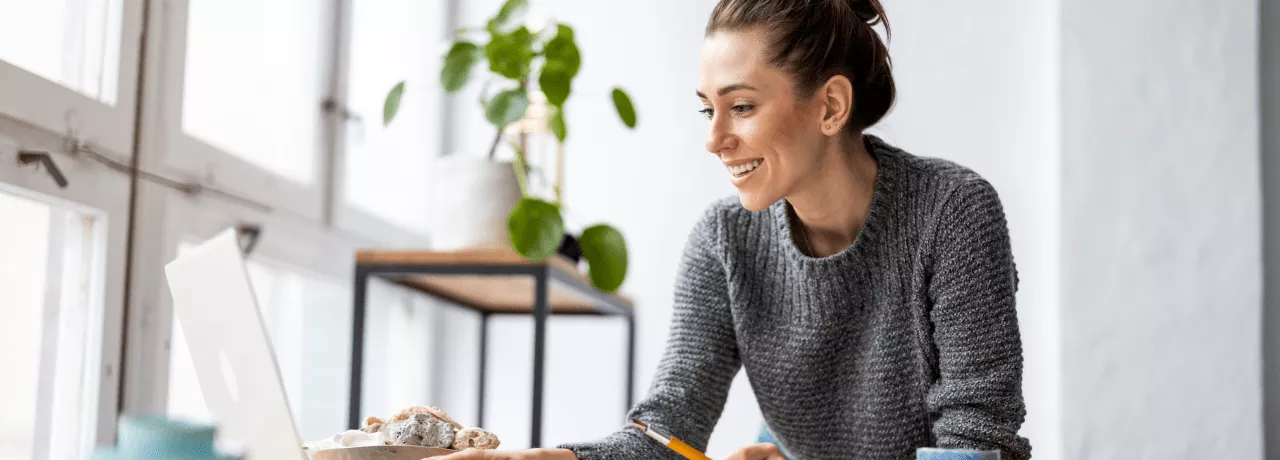 mulher feliz a olhar para o computador