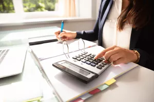 mulher a fazer contas