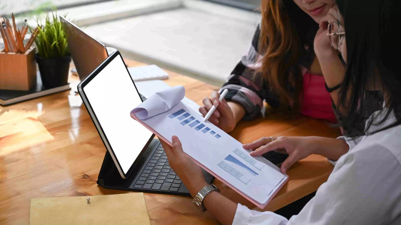 pessoas a olhar para dados 