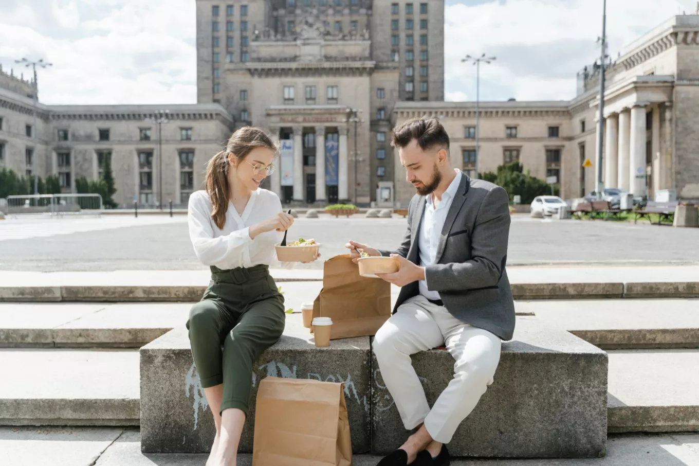 trabalhadores a almoçar com cartão refeição