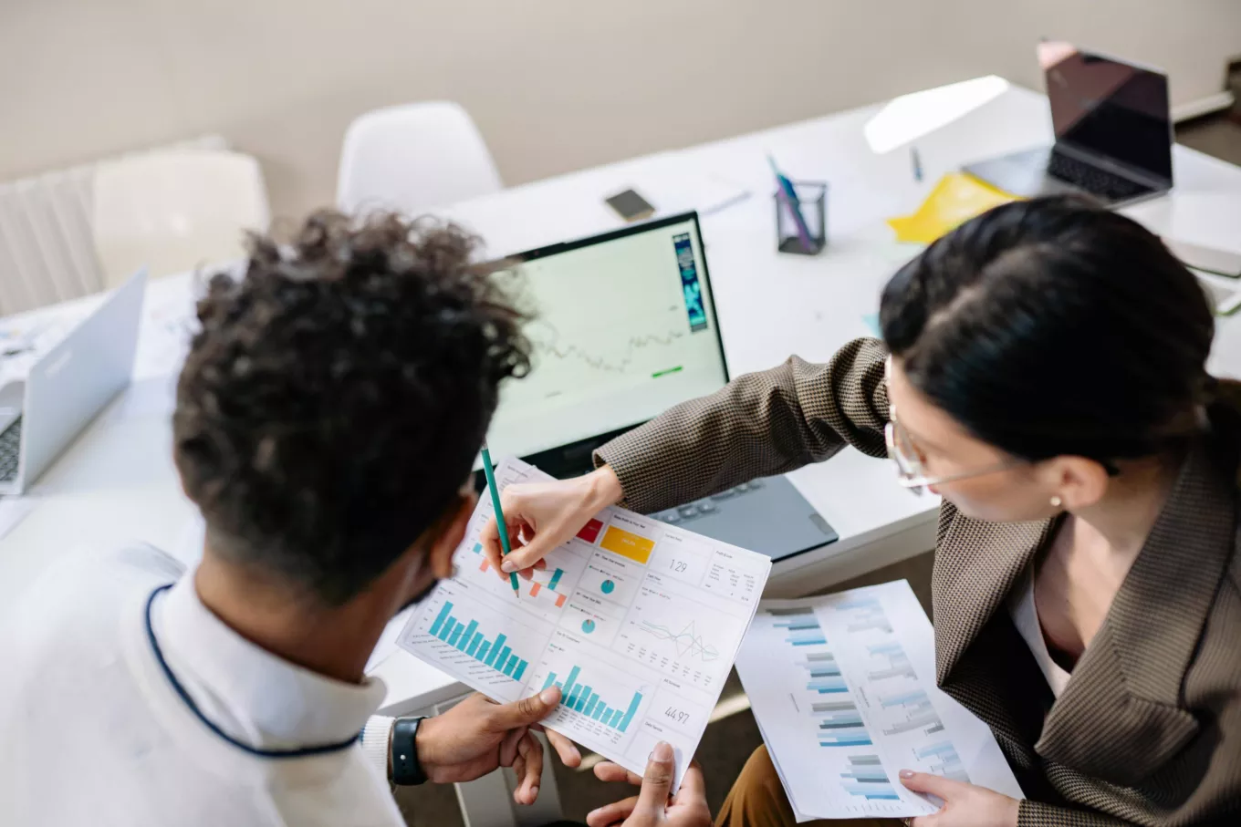 trabalhadores a analisar documentos  