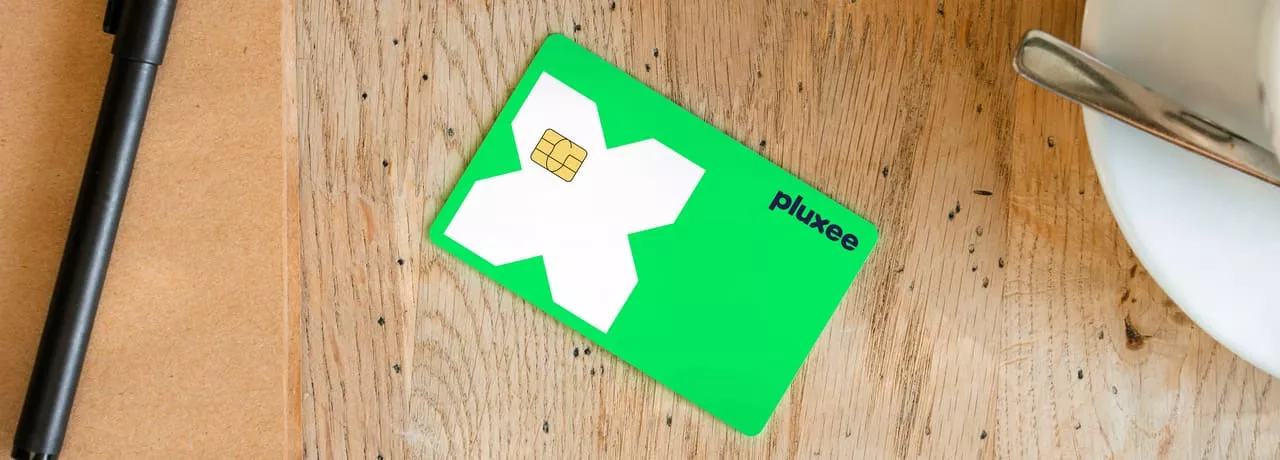 cartão refeição da Pluxee pousado sobre uma mesa