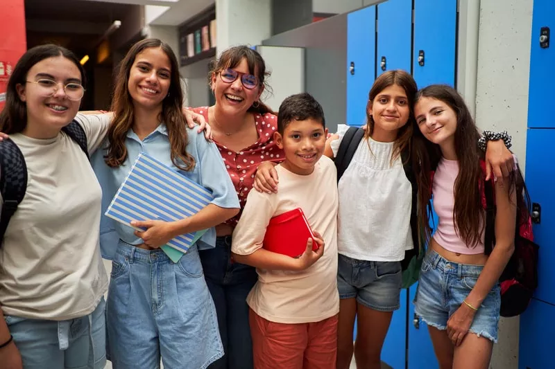 jovens numa escola 