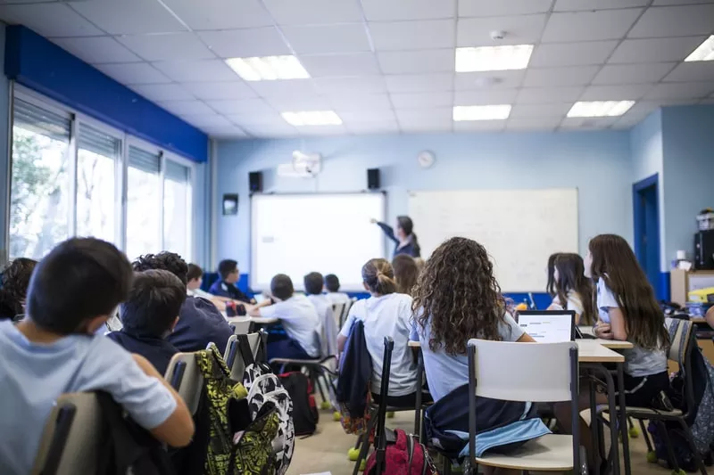 jovens numa sala de aula a ter uma aula