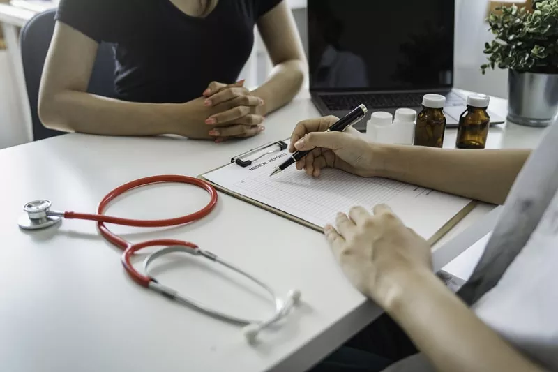 estetoscópio em cima de uma mesa durante uma consulta