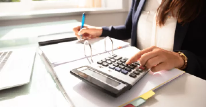 mulher a fazer contas