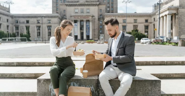 trabalhadores a almoçar com cartão refeição