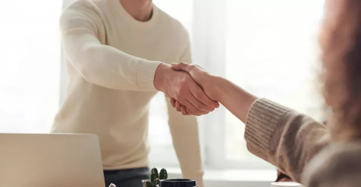 aperto de mão após acordo de trabalho temporário