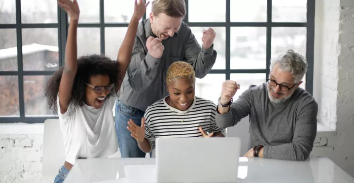 Trabalhadores a celebrar os bons desempenhos