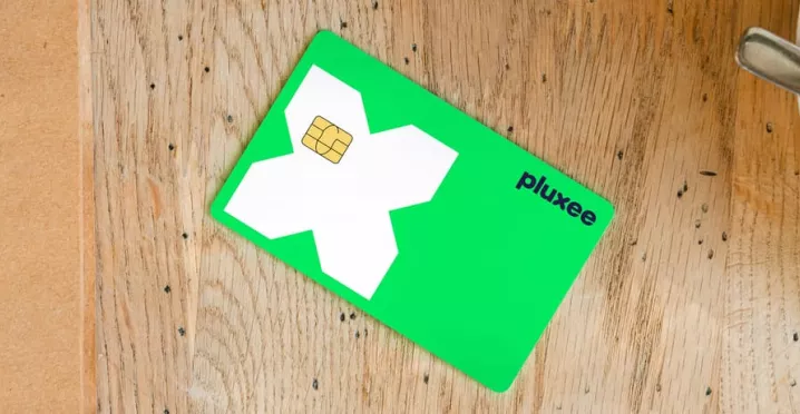 cartão refeição da Pluxee pousado sobre uma mesa