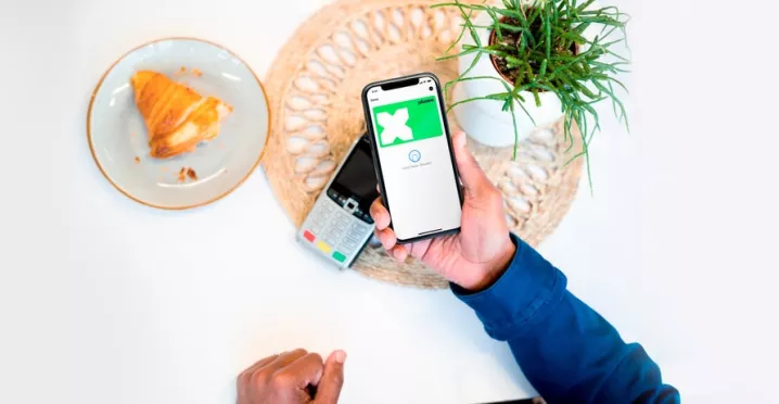 Um telemóvel com a aplicação do vale refeição aberta