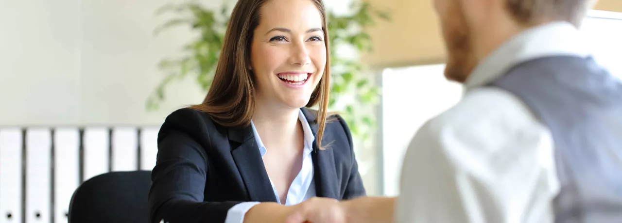 mulher a cumprimentar homem