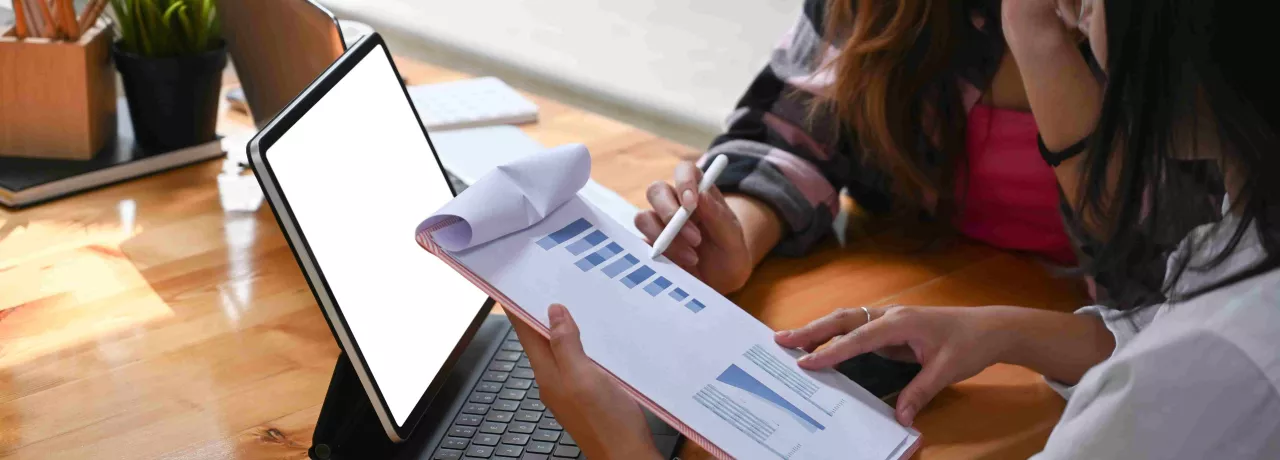 pessoas a olhar para dados