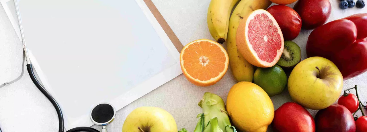 fruta e estetoscopio 