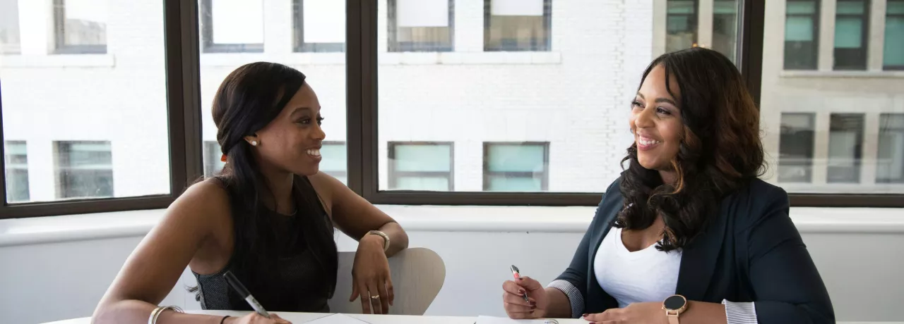 Vantagens, tipos, etapas e dicas práticas para processos de recrutamento e seleção.