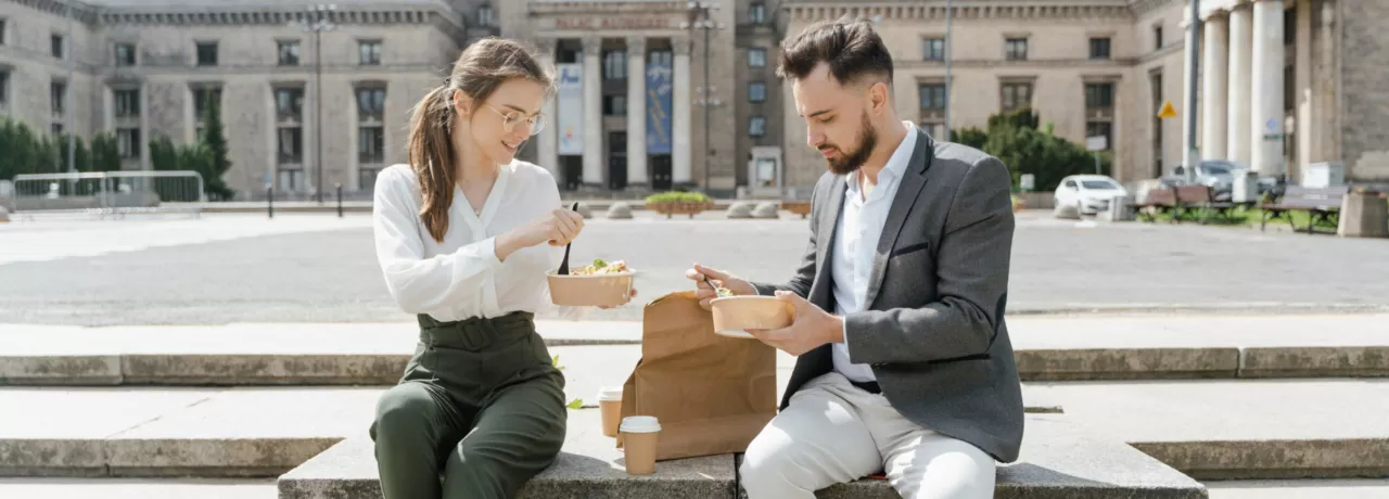 trabalhadores a almoçar com cartão refeição