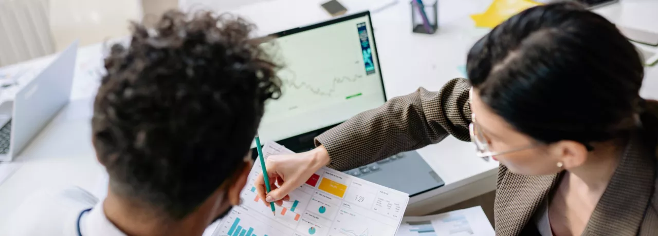trabalhadores a analisar documentos