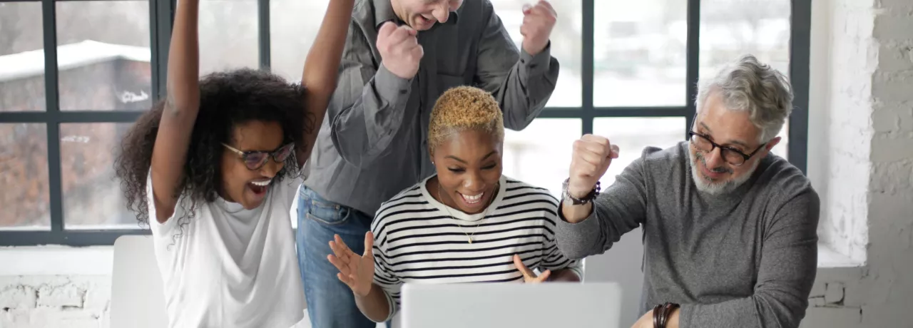 Trabalhadores a celebrar os bons desempenhos