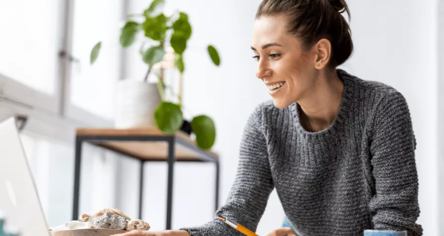 mulher feliz a olhar para o computador
