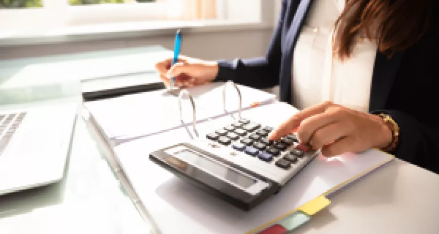 mulher a fazer contas