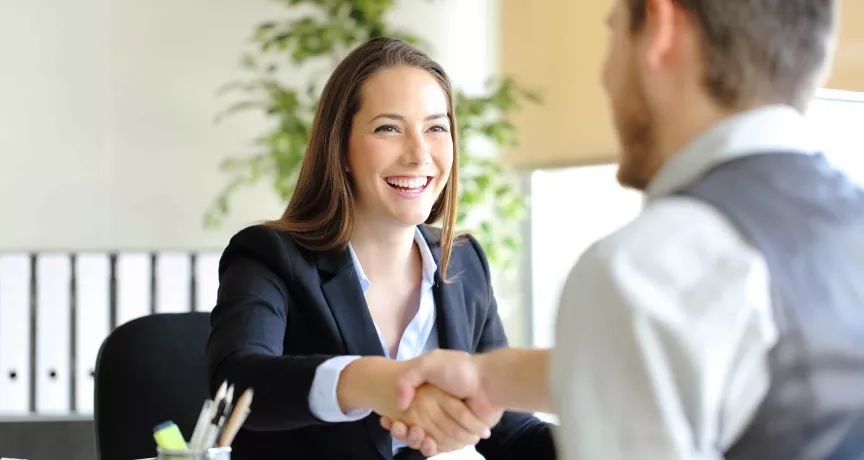 mulher a cumprimentar homem