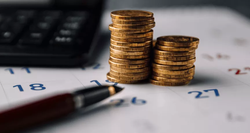 Moedas e calculadora 