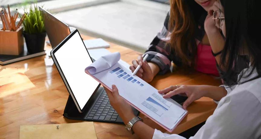 pessoas a olhar para dados