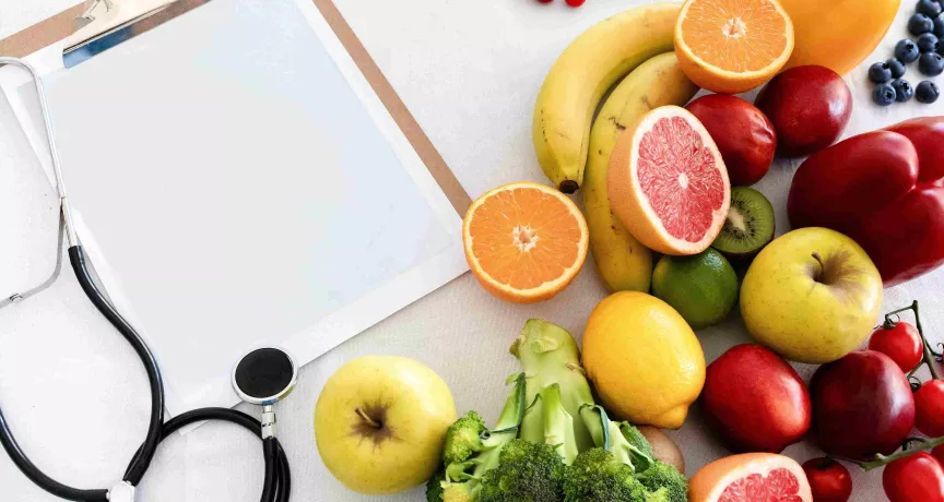 fruta e estetoscopio 