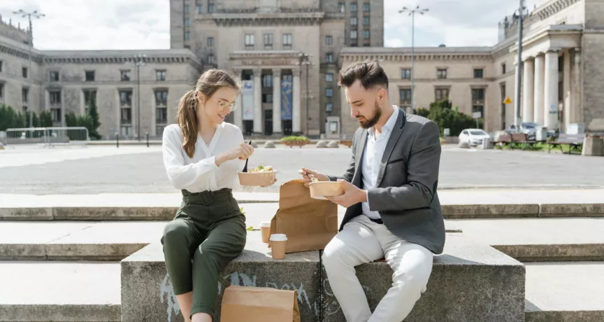 trabalhadores a almoçar com cartão refeição
