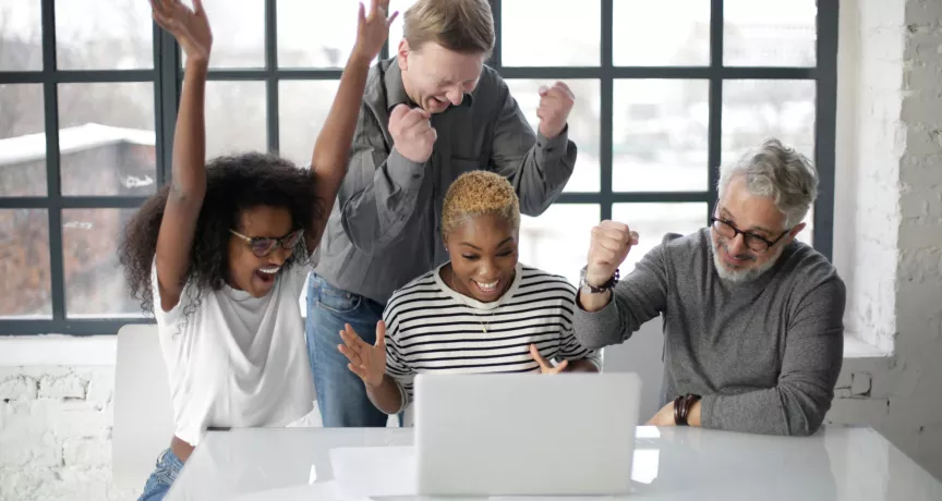 Trabalhadores a celebrar os bons desempenhos