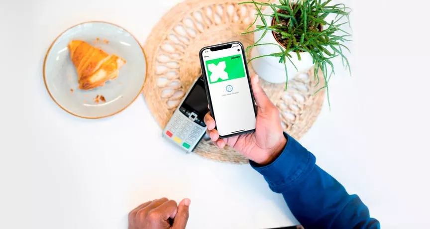 Um telemóvel com a aplicação do vale refeição aberta