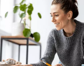 mulher feliz a olhar para o computador