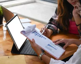 pessoas a olhar para dados
