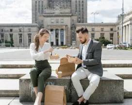 trabalhadores a almoçar com cartão refeição