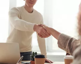 aperto de mão após acordo de trabalho temporário