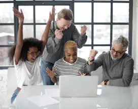 Trabalhadores a celebrar os bons desempenhos