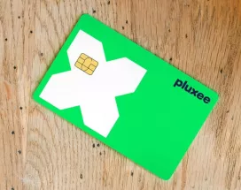 cartão refeição da Pluxee pousado sobre uma mesa