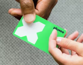 cartão refeição da pluxee sendo segurado por duas mãos diferentes