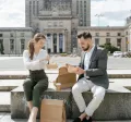trabalhadores a almoçar com cartão refeição