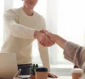 aperto de mão após acordo de trabalho temporário
