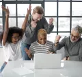 Trabalhadores a celebrar os bons desempenhos