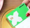a mão de uma mulher a segurar o cartão refeição da pluxee
