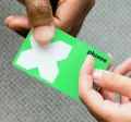 cartão refeição da pluxee sendo segurado por duas mãos diferentes