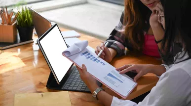 pessoas a olhar para dados