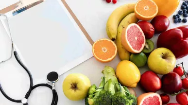 fruta e estetoscopio 