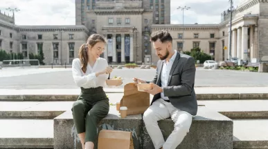 trabalhadores a almoçar com cartão refeição