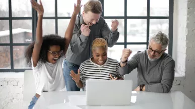 Trabalhadores a celebrar os bons desempenhos