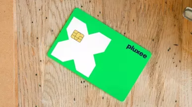 cartão refeição da Pluxee pousado sobre uma mesa